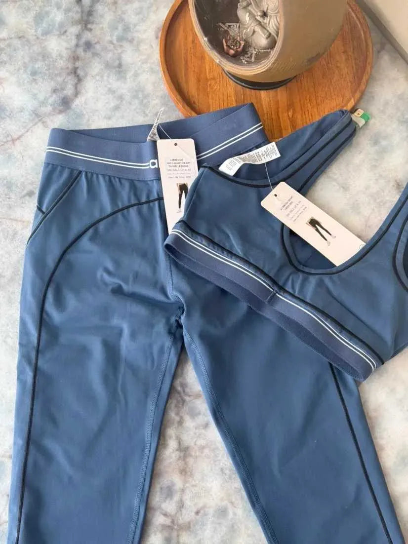 Alo Yoga 2-piece workout set - leggings and sports bra