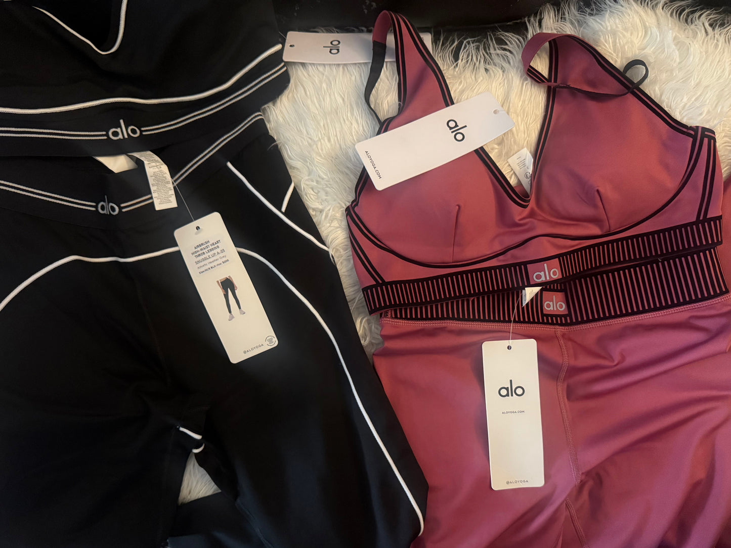 Alo Yoga 2-piece workout set - leggings and sports bra