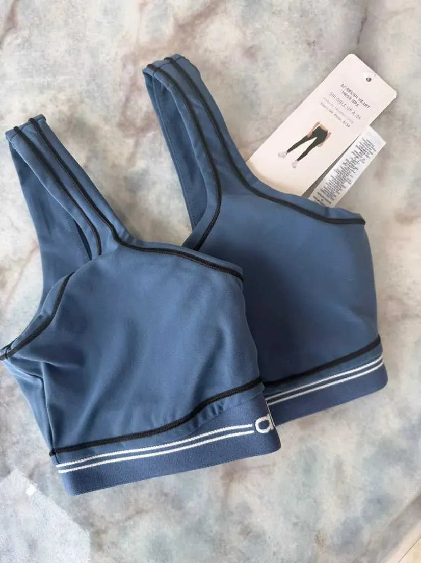 Alo Yoga 2-piece workout set - leggings and sports bra