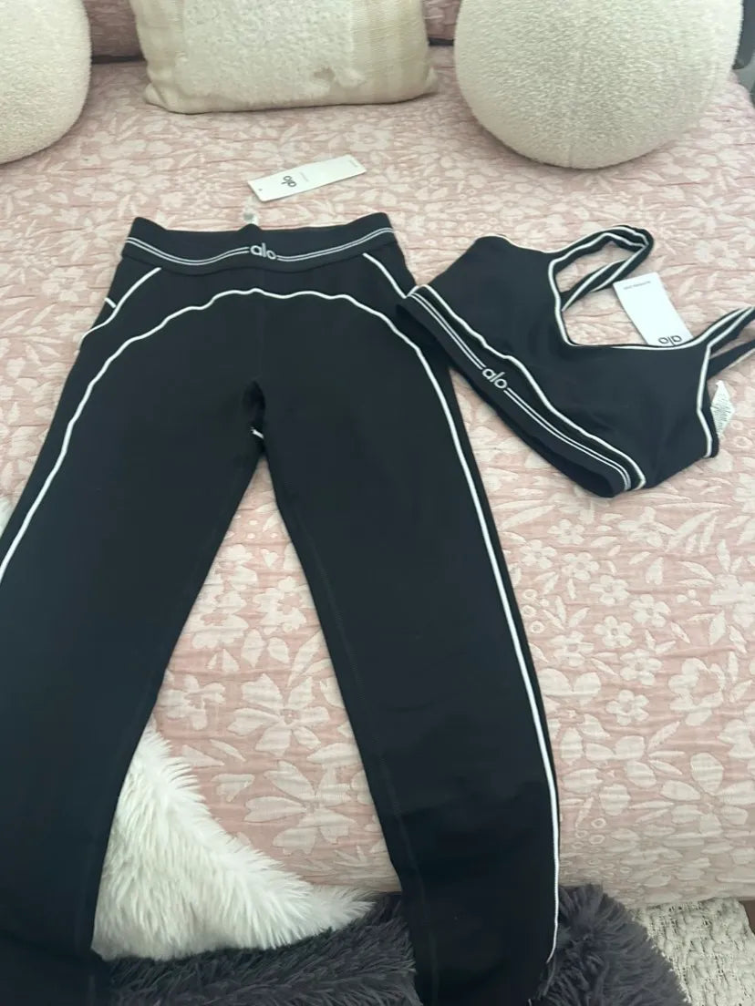 Alo Yoga 2-piece workout set - leggings and sports bra