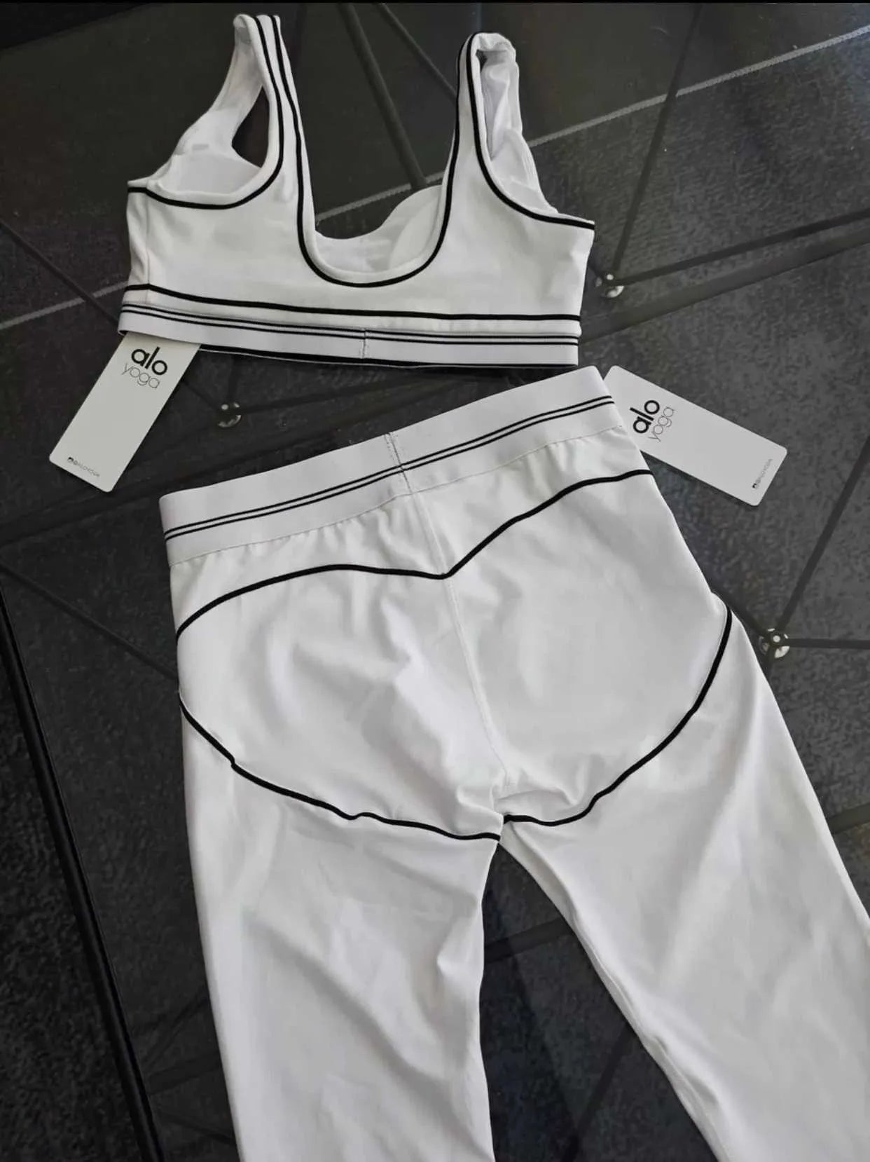 Alo Yoga 2-piece workout set - leggings and sports bra