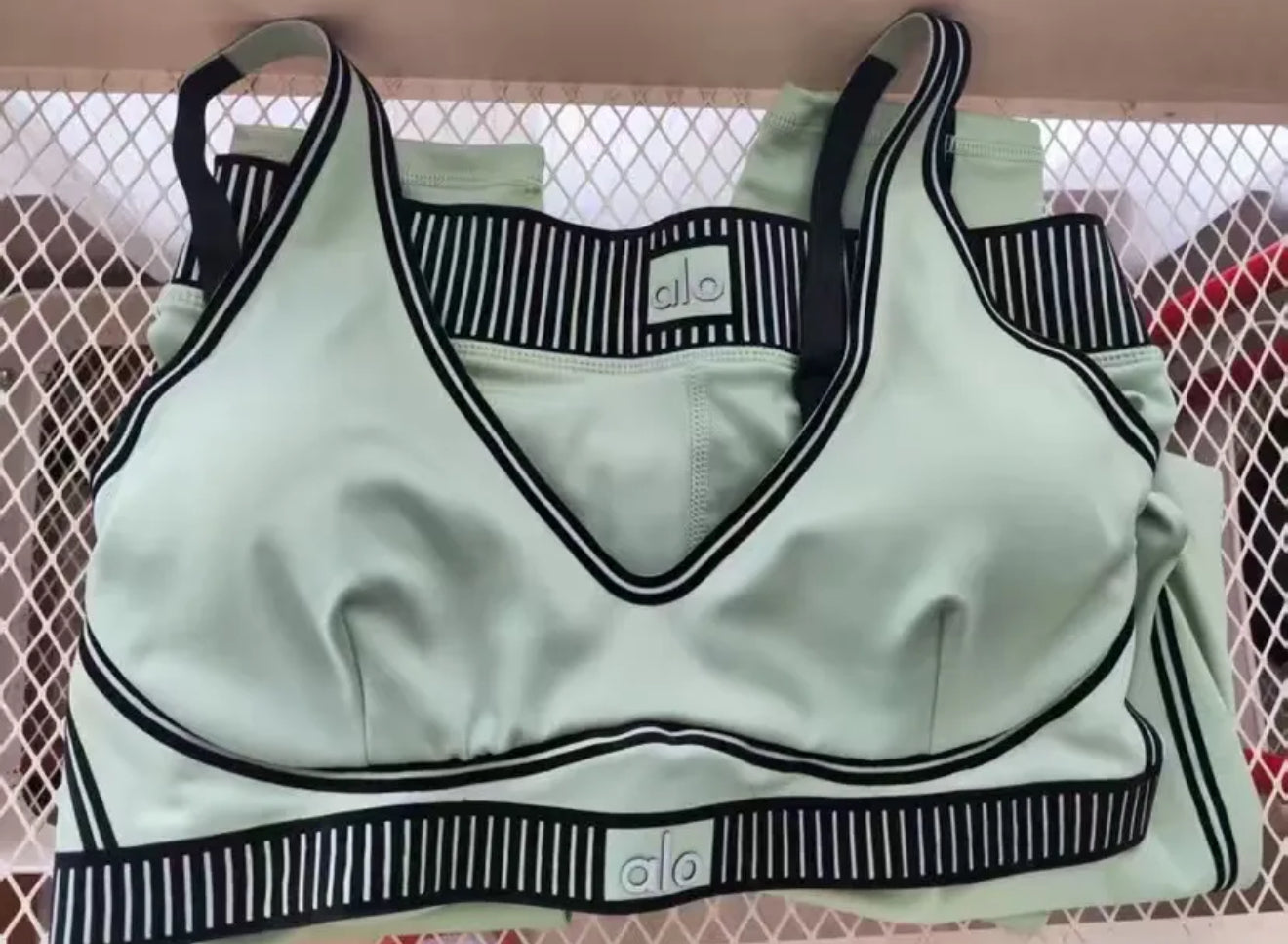 Alo Yoga 2-Piece Workout Set – Leggings & Sports Bra (Mint Green)